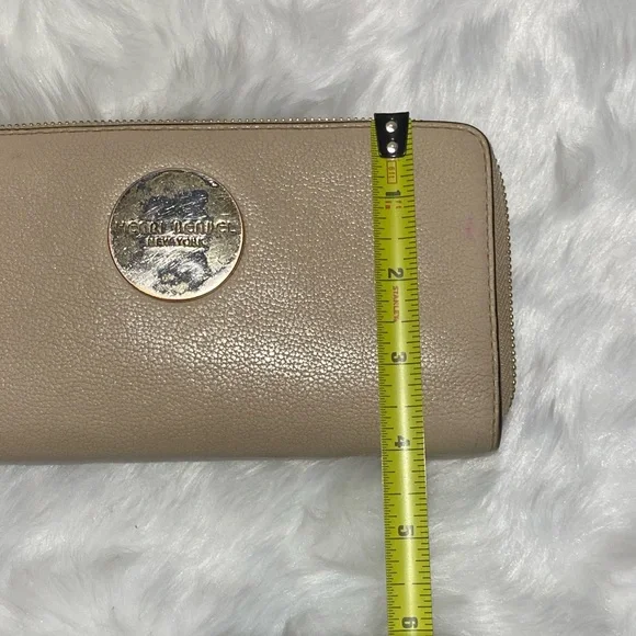 Henri Bendel Cream Leather Zip Around Wallet - Picture 12 of 13